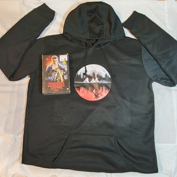 StrangerThings OversizedHoodie w/Dvd/BluRay/Poster - Picture 1 of 3